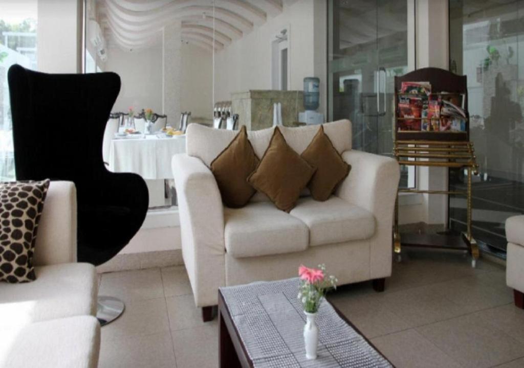 Royal Castle Hotel Negombo Exterior foto